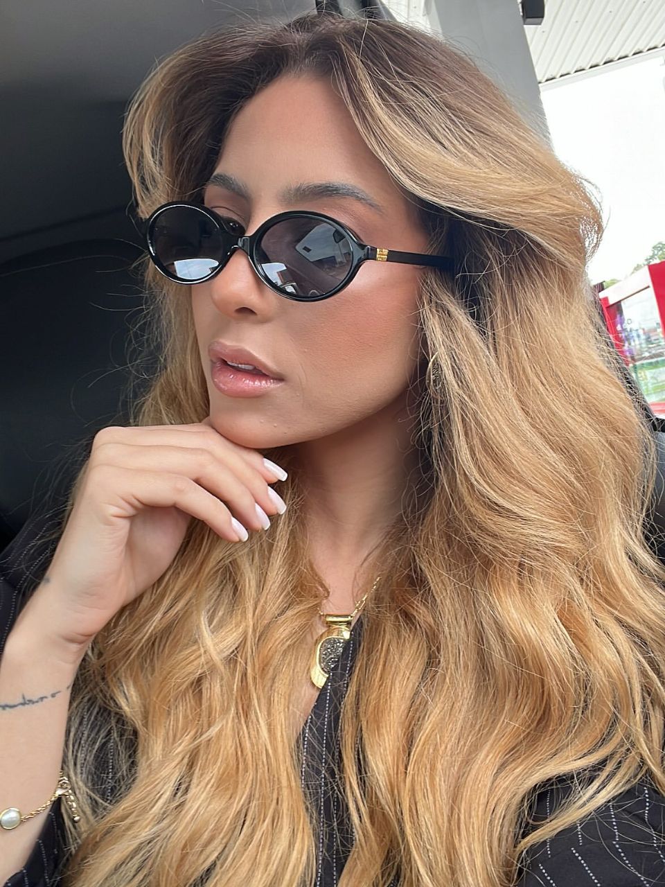 Jessica de óculos